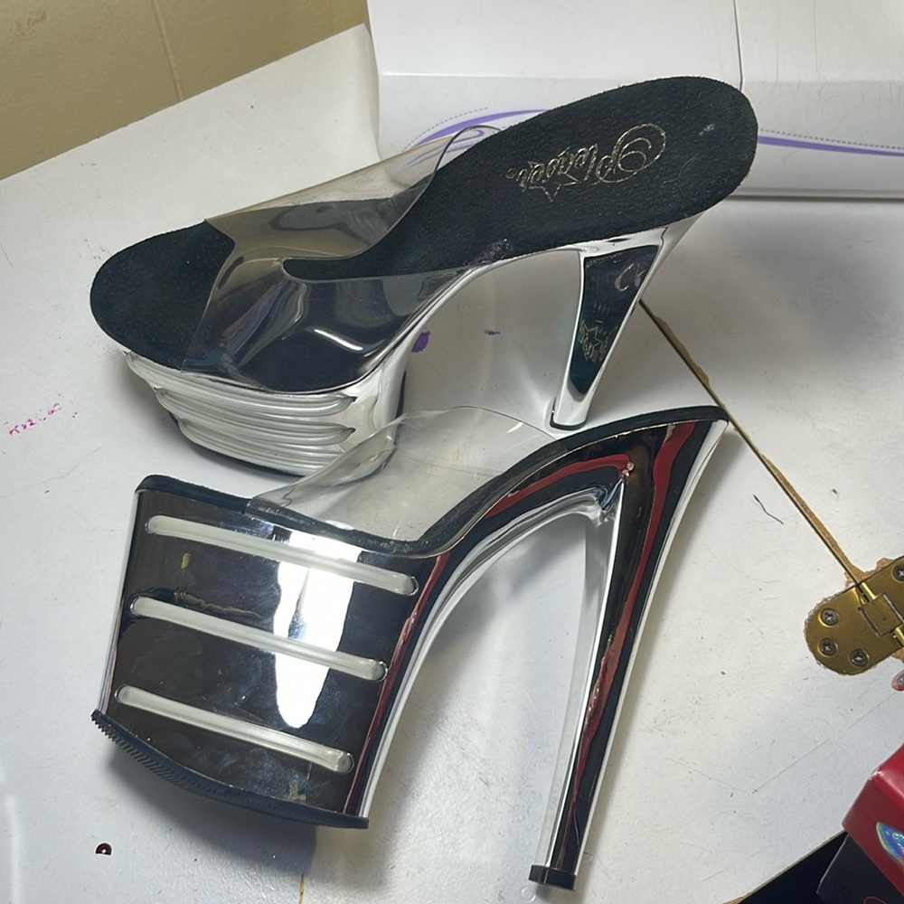 Size 9 8 inch chrome Pleasers with blue UV bands